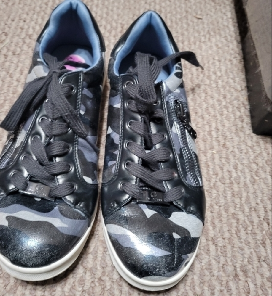 Guess womens shiny camo sneakers women's‎ size 8.5